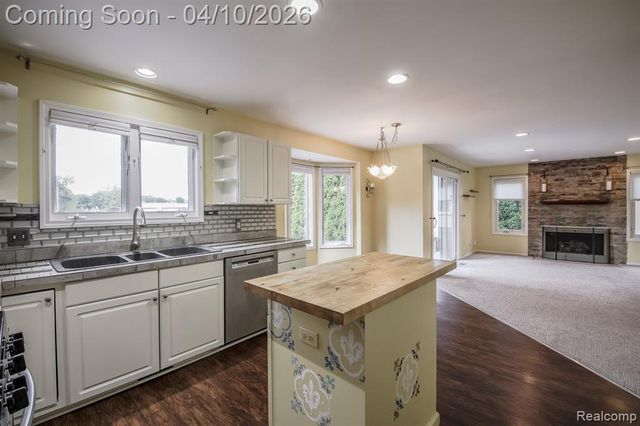 3151 Loon Lake Shores Road, Waterford, MI 48329