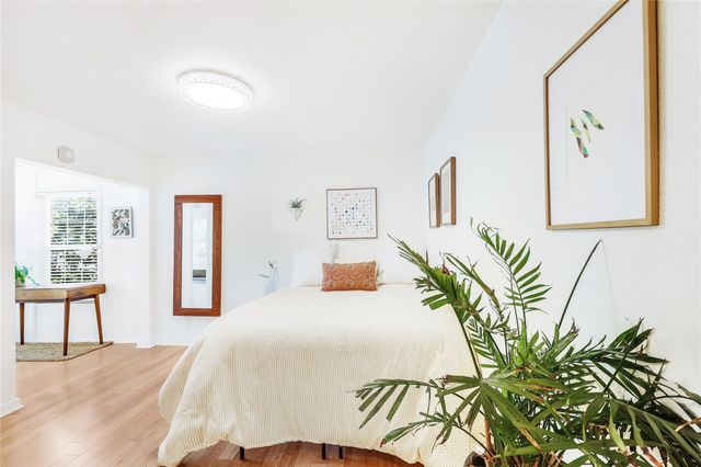 2303 E Side DR 201, Austin, TX 78704