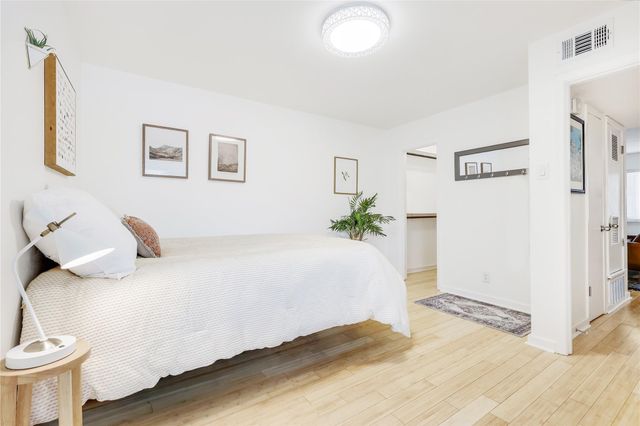 2303 E Side DR 201, Austin, TX 78704