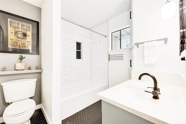 2303 E Side DR 201, Austin, TX 78704
