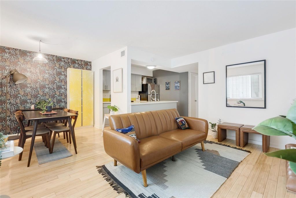 2303 E Side DR 201, Austin, TX 78704