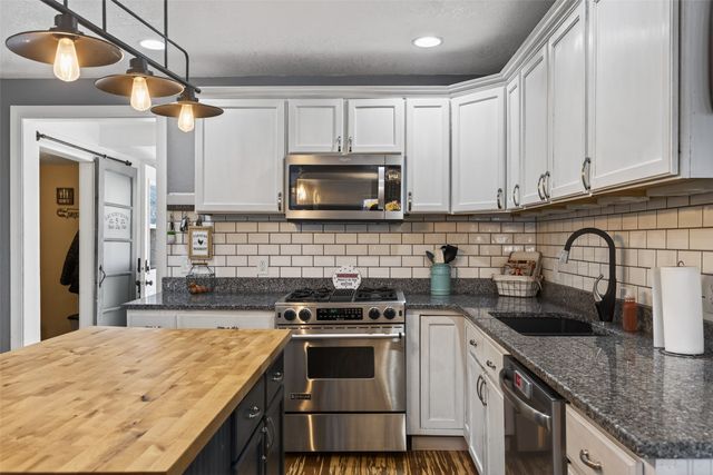 103 Park Avenue NE, Mitchellville, IA 50169