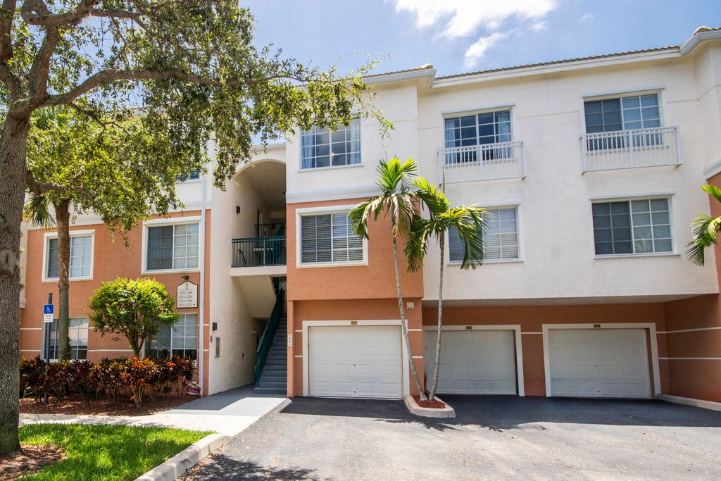 1305 Myrtlewood Circle E, Palm Beach Gardens, FL 33418