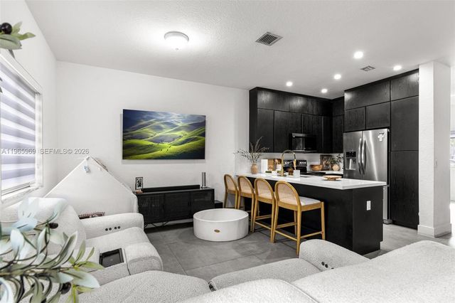 16371 SW 44th Ter, Miami, FL 33185