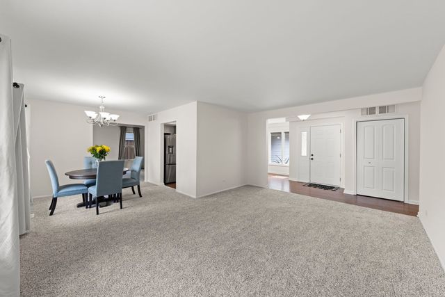 121 Newport Drive, Bolingbrook, IL 60440