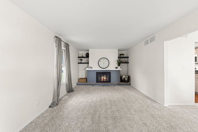 121 Newport Drive, Bolingbrook, IL 60440