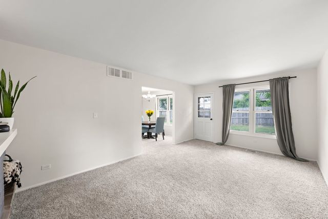121 Newport Drive, Bolingbrook, IL 60440