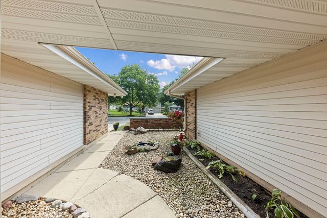 121 Newport Drive, Bolingbrook, IL 60440