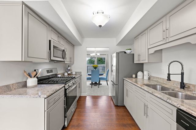 121 Newport Drive, Bolingbrook, IL 60440