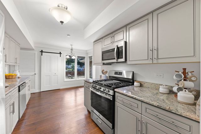 121 Newport Drive, Bolingbrook, IL 60440