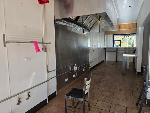 5858 N Lincoln Avenue, Chicago, IL 60659