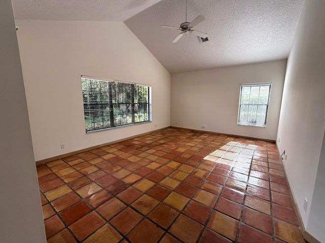 4 Lochwick Road, Palm Beach Gardens, FL 33418