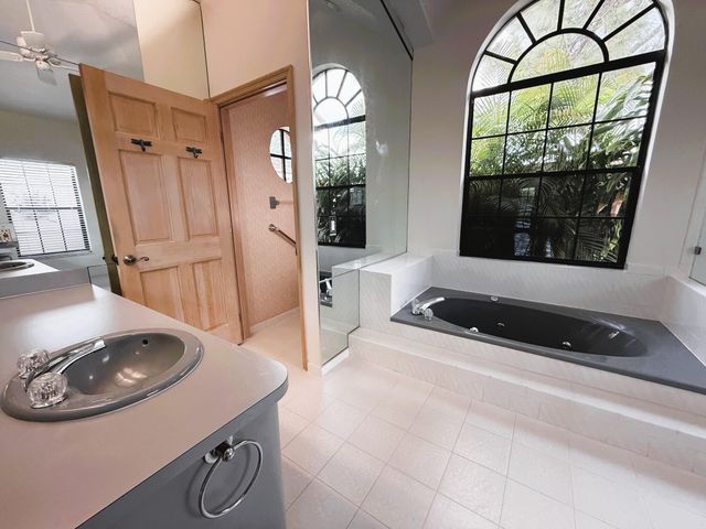 4 Lochwick Road, Palm Beach Gardens, FL 33418