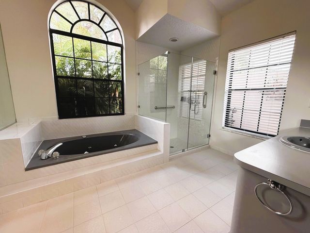 4 Lochwick Road, Palm Beach Gardens, FL 33418