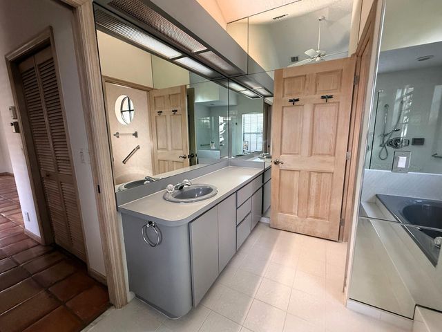 4 Lochwick Road, Palm Beach Gardens, FL 33418