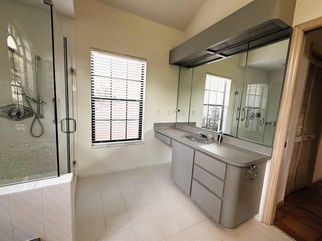 4 Lochwick Road, Palm Beach Gardens, FL 33418