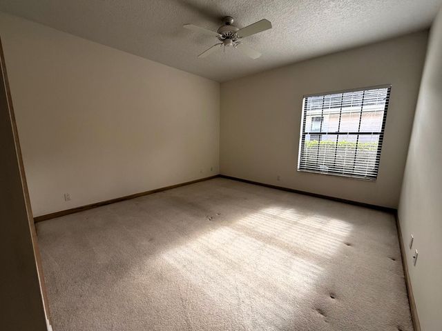 4 Lochwick Road, Palm Beach Gardens, FL 33418