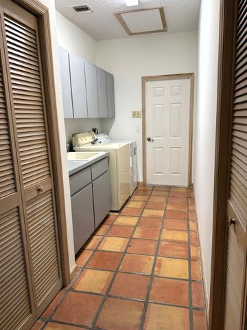 4 Lochwick Road, Palm Beach Gardens, FL 33418