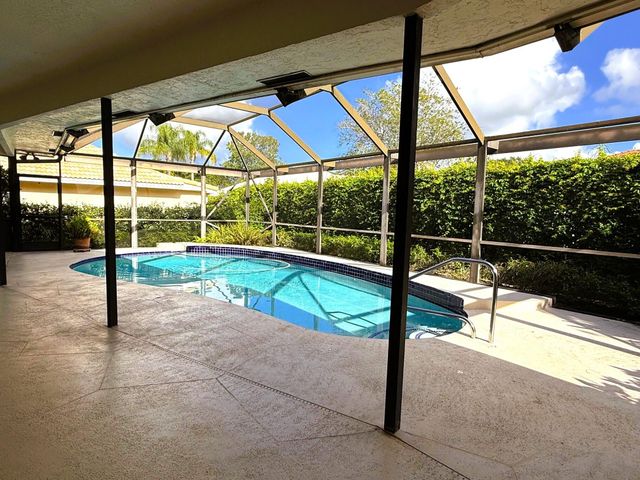4 Lochwick Road, Palm Beach Gardens, FL 33418