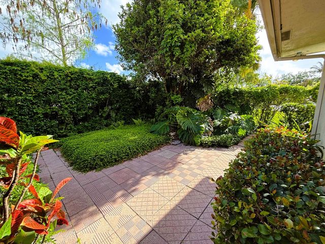 4 Lochwick Road, Palm Beach Gardens, FL 33418