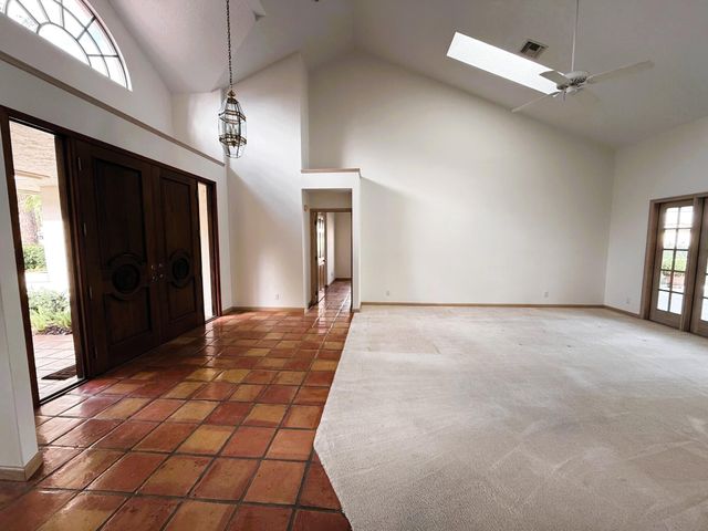 4 Lochwick Road, Palm Beach Gardens, FL 33418