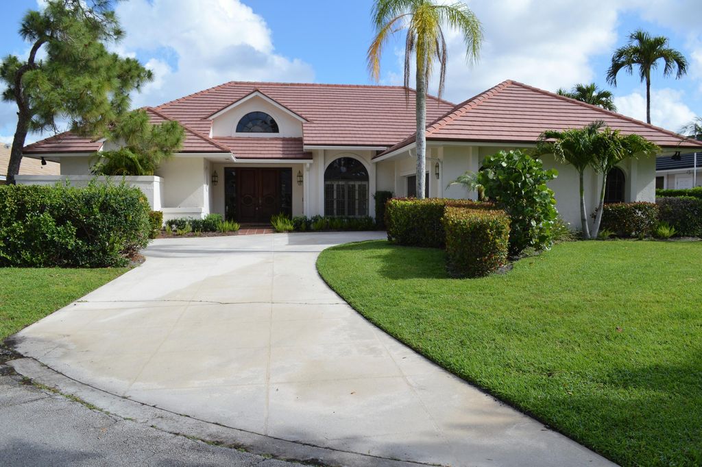 4 Lochwick Road, Palm Beach Gardens, FL 33418