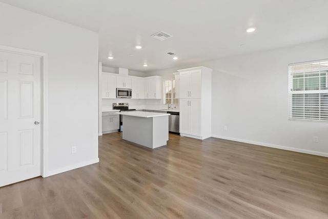 8167 Weeping Willow Ln, Sacramento, CA 95828