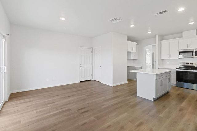 8167 Weeping Willow Ln, Sacramento, CA 95828