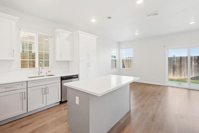 8167 Weeping Willow Ln, Sacramento, CA 95828