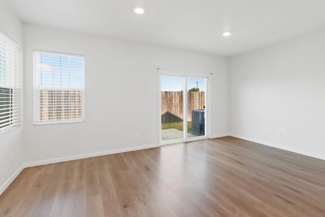 8167 Weeping Willow Ln, Sacramento, CA 95828