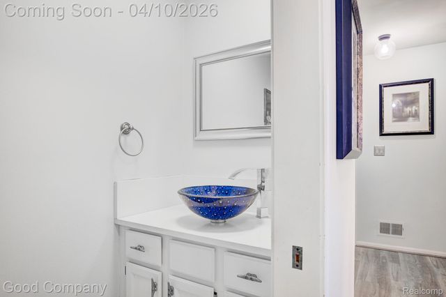 9526 Montgold Avenue, White Lake Charter Township, MI 48386