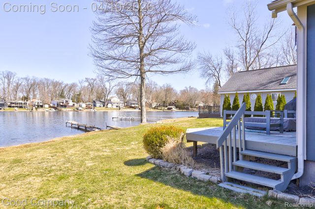 9526 Montgold Avenue, White Lake Charter Township, MI 48386