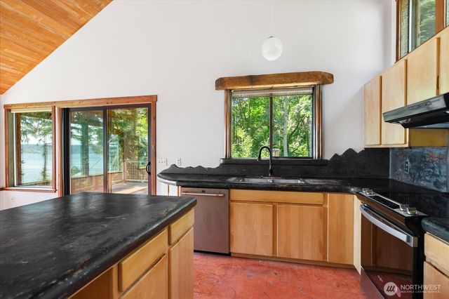 1975 North Bluff Road, Coupeville, WA 98239