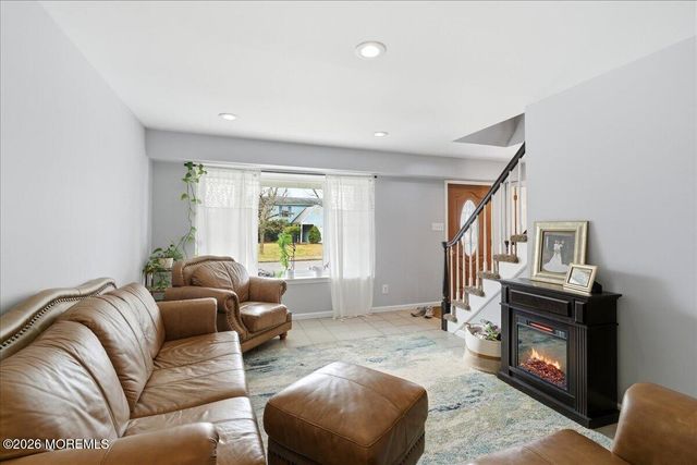 8 Moss Haven Way, Howell, NJ 07731