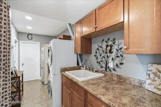 8 Moss Haven Way, Howell, NJ 07731