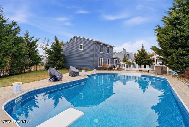 8 Moss Haven Way, Howell, NJ 07731