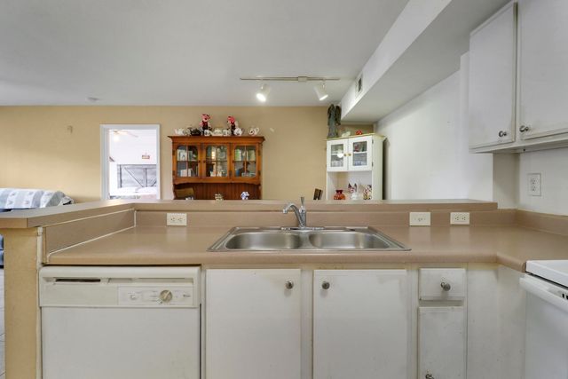 181 SW Palm Dr Apt 103, Port St Lucie, FL 34986