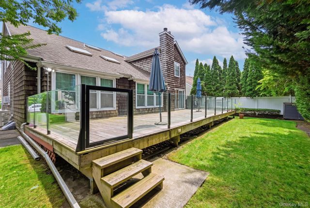 19 Sunset Road W, Albertson, NY 11507