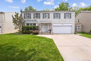 19 Sunset Road W, Albertson, NY 11507