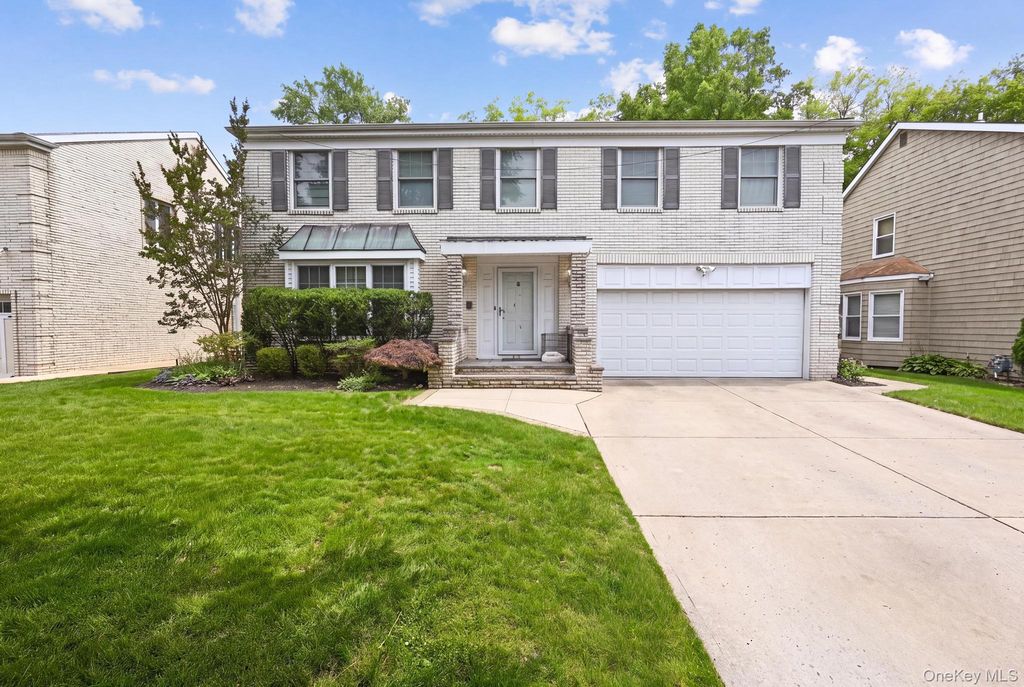 19 Sunset Road W, Albertson, NY 11507