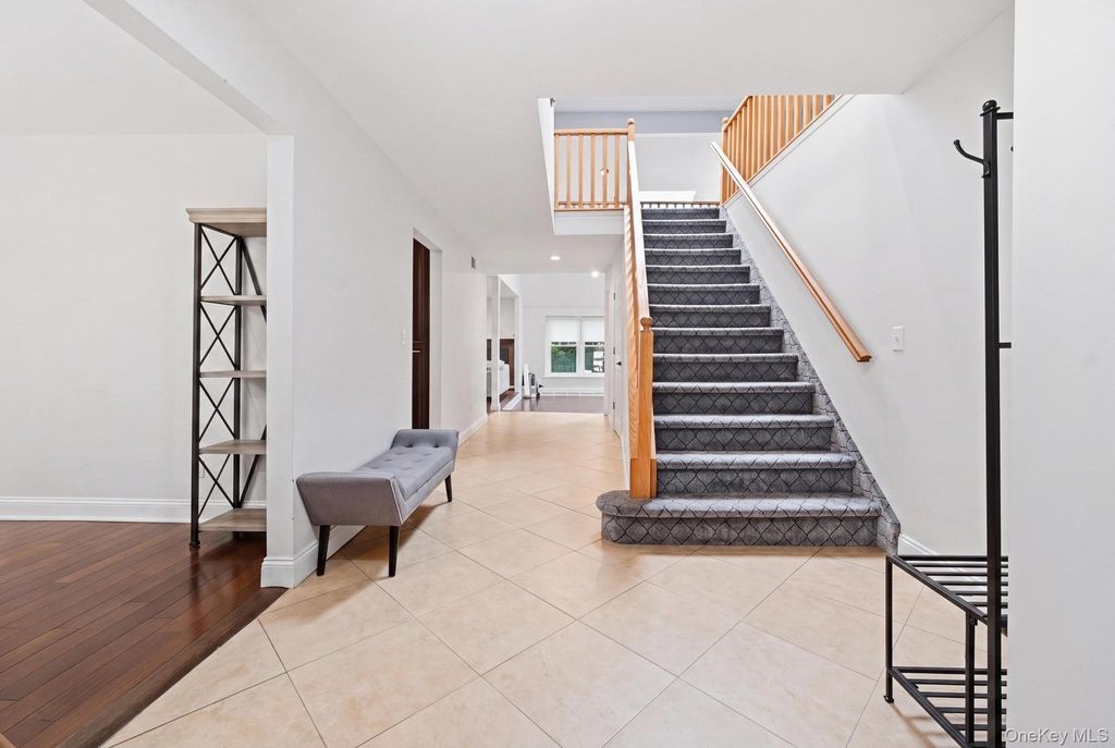 19 Sunset Road W, Albertson, NY 11507 — photo 4