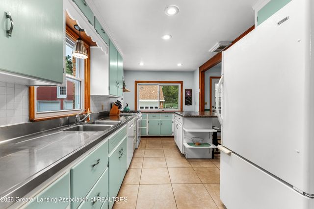 2625 Lasalle Gardens, Lansing, MI 48912