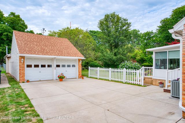2625 Lasalle Gardens, Lansing, MI 48912