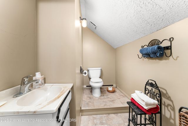 2625 Lasalle Gardens, Lansing, MI 48912