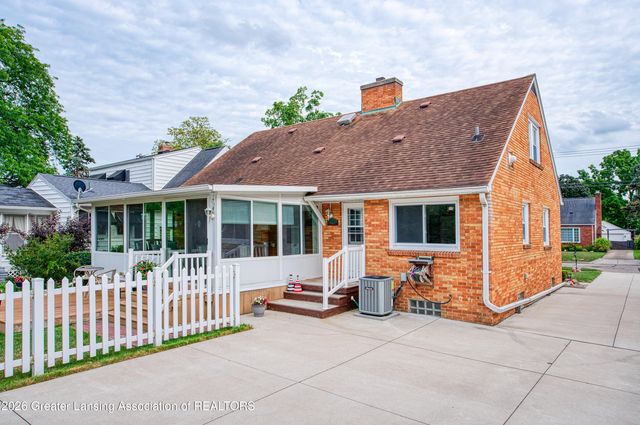 2625 Lasalle Gardens, Lansing, MI 48912
