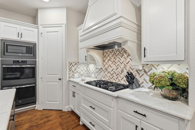 342 Hill Creek Lane, Grapevine, TX 76051
