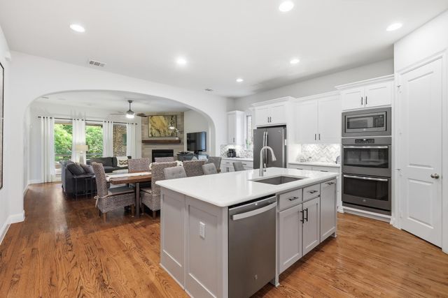 342 Hill Creek Lane, Grapevine, TX 76051