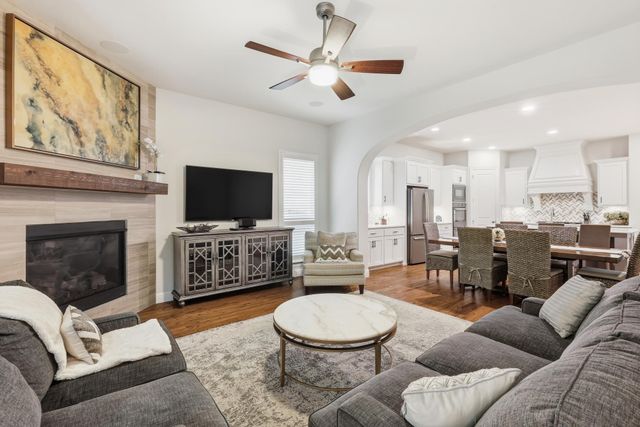 342 Hill Creek Lane, Grapevine, TX 76051