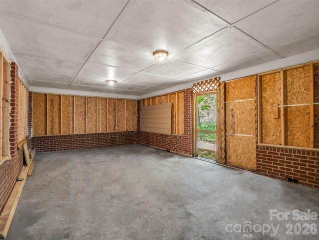 1916 Old Spartanburg Road, Hendersonville, NC 28792