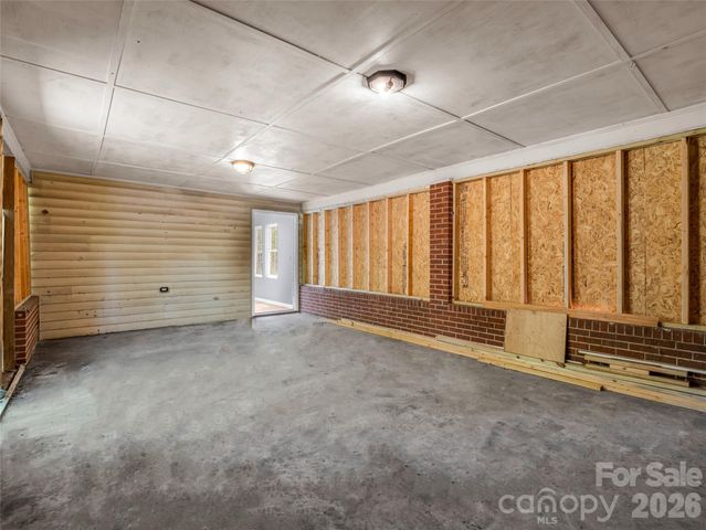 1916 Old Spartanburg Road, Hendersonville, NC 28792